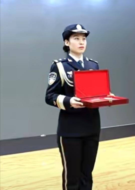 警号023411重启！20年前火车上勇斗两名歹徒，乘警裴永奎被捅14刀后牺牲，被