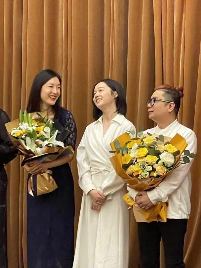 梳理发现，

阚昕和程青松的关系非同一般呀，

两人经常在一起。

有网友发现，