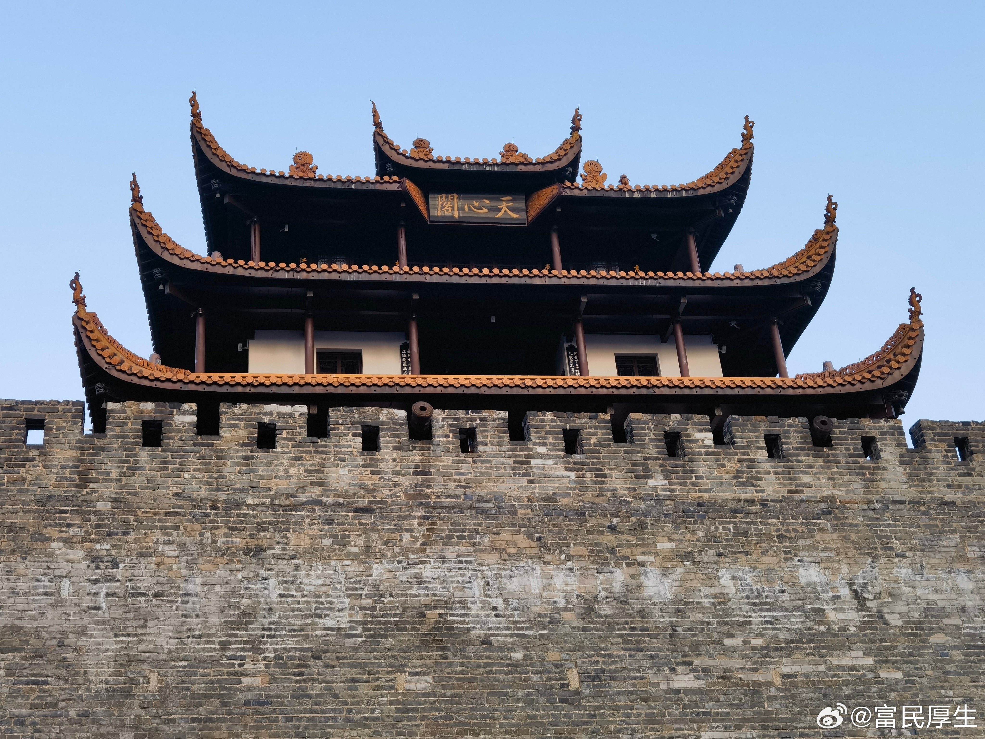 抚摸天心阁推窗西望时，总要先经过这一片钢筋水泥的崭新丛林。而后，目光才能跌跌撞撞