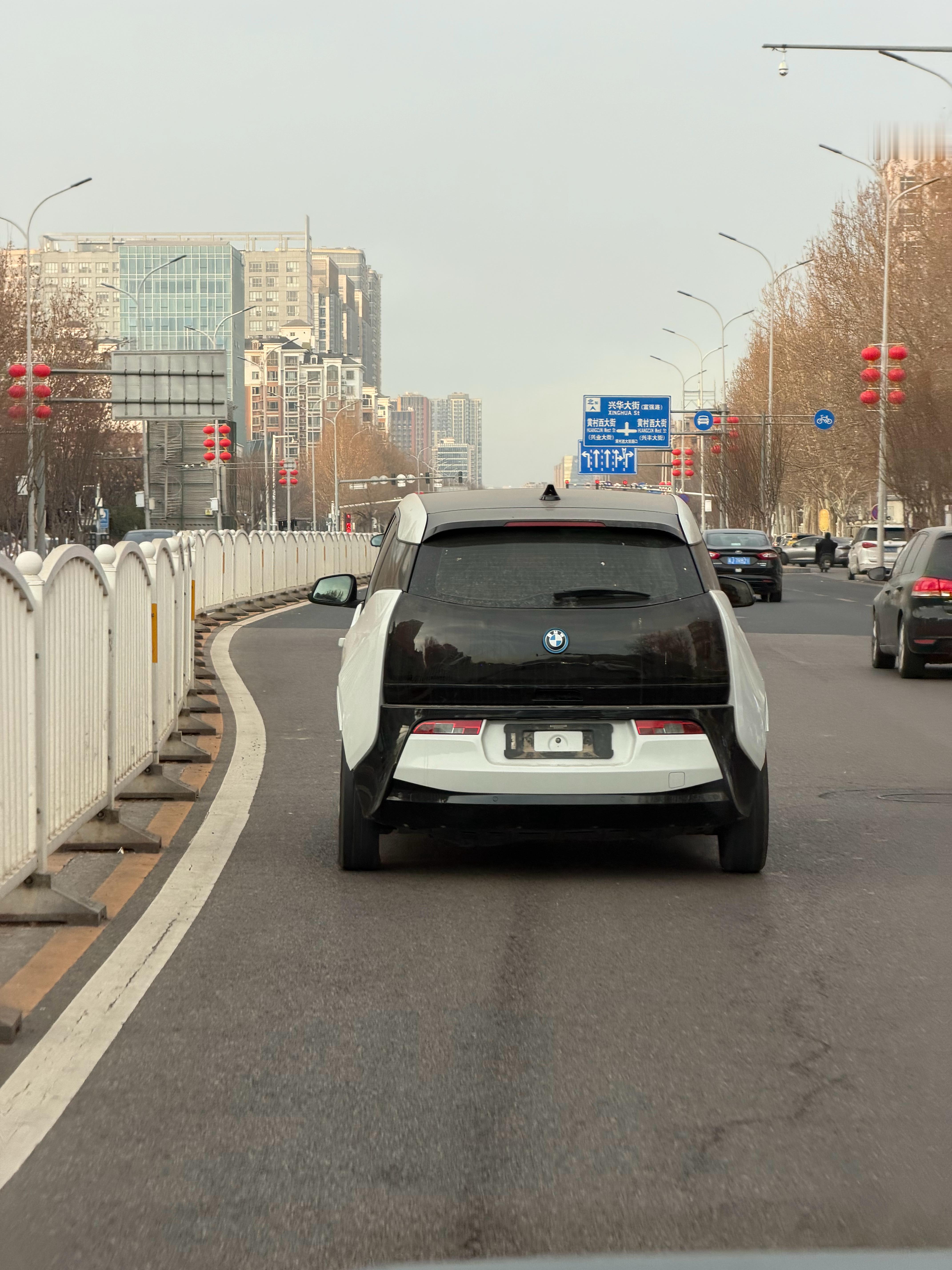 真的，这宝马i3老头乐即视感不懂的人一看就以为是山东产的50km续航的小不点呢这