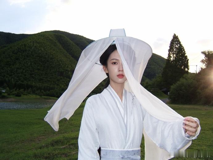 周也一口气发了36宫格 我佩服的是她不怕发多。有些明星怕掉价，一次只敢放几张。她