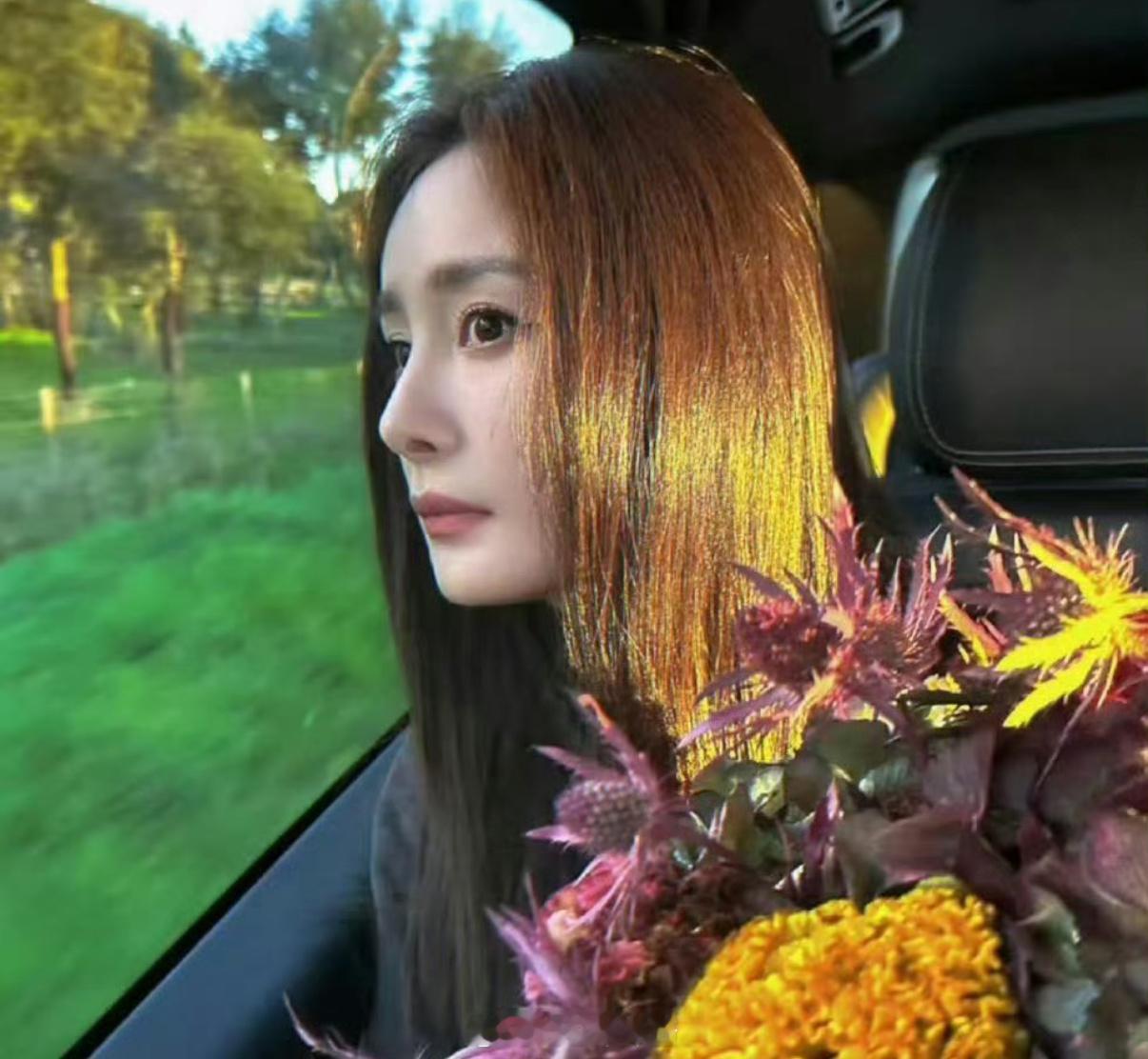 杨幂私下性格好鲜活杨幂真的就是女明星中的女明星 真的好喜欢她身上的那种松弛感 