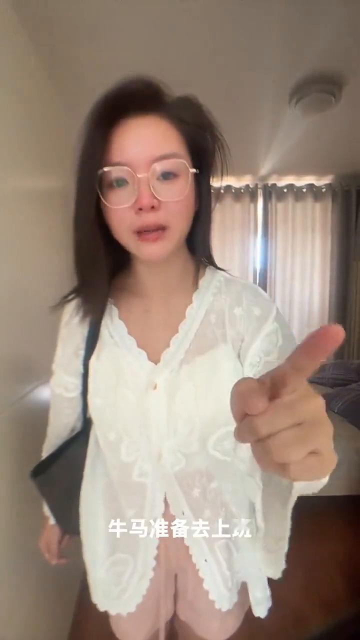 牛马准备去上班，还没有出家门。一想到上班的那一刻，又被一天的精神压榨和PUA，还
