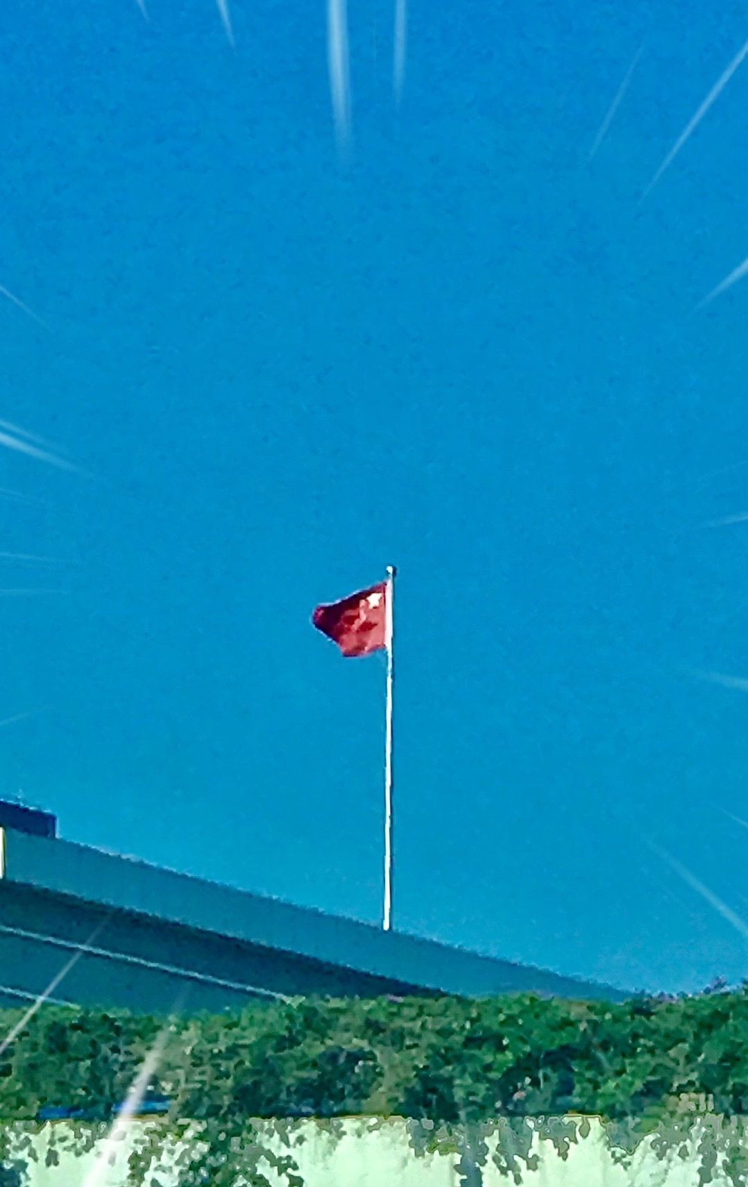 今日上班堵车中，远望国旗迎风扬，年度大戏——国庆堵车徐徐拉开帷幕，中秋团圆，湾湾