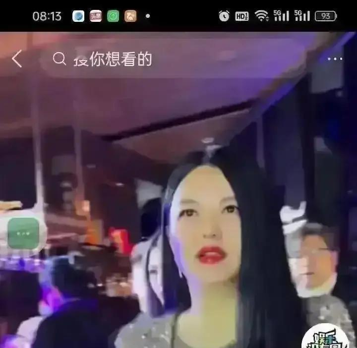李湘被赶到末席！
 
澳门顶级局，进门先收手机。她交一部，藏一部，安检扫出备用机