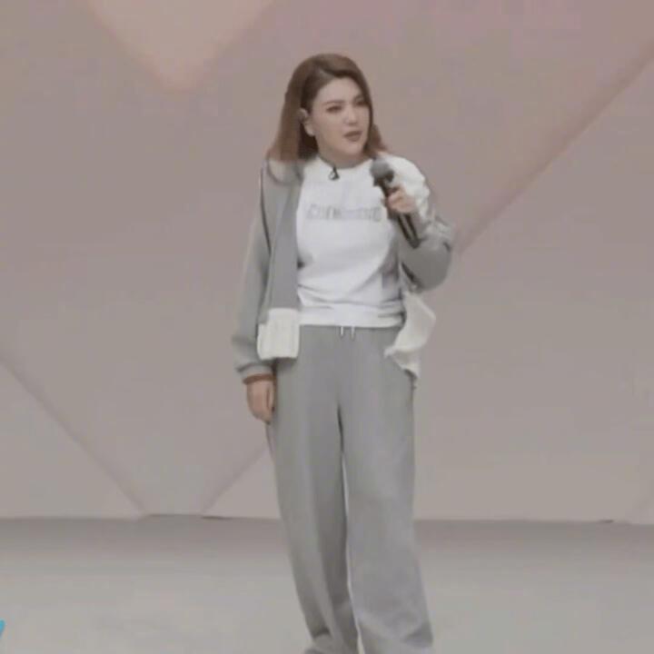 阚清子侯宇看起来没少上网，姐姐们的表情包全都手拿把掐呀！！这不就又有表情包素材了
