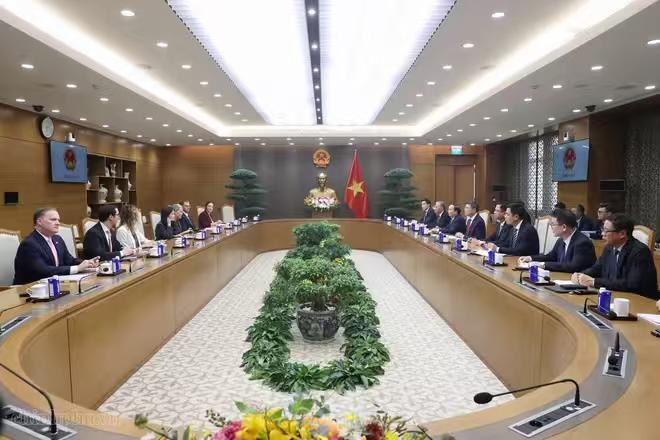 客客气气的！越南总理黎明兴与美国驻越大使詹妮弗·维克斯进行会谈。不同于以往采取听