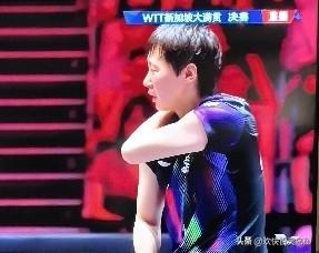 “抚肩”“断线”，王曼玉输球之前已预警两次！“莎莎用脑子取胜，曼玉咬紧牙挺着不输