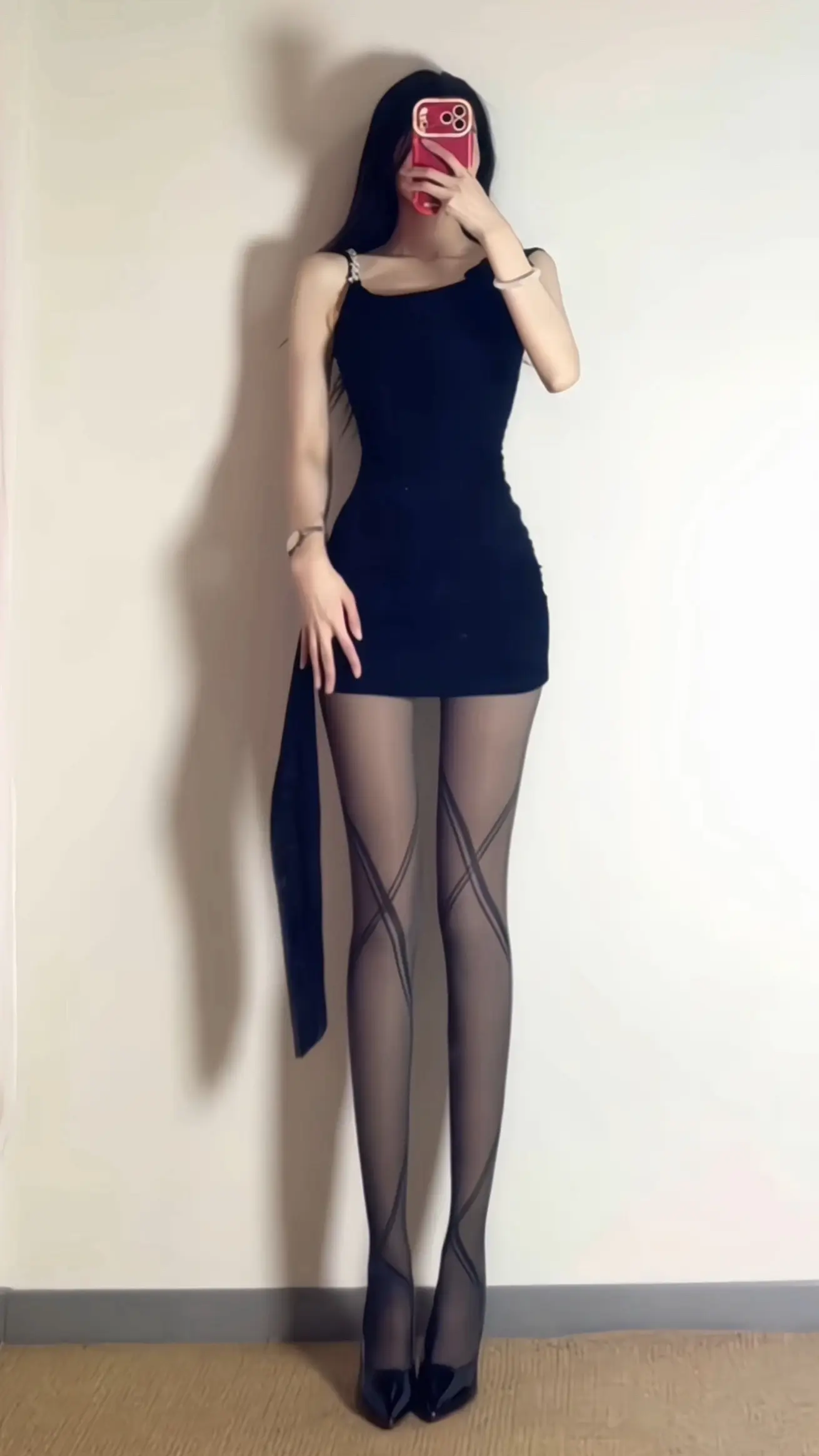 御姐穿搭黑色包臀裙涞觅黑绷带红底高跟鞋