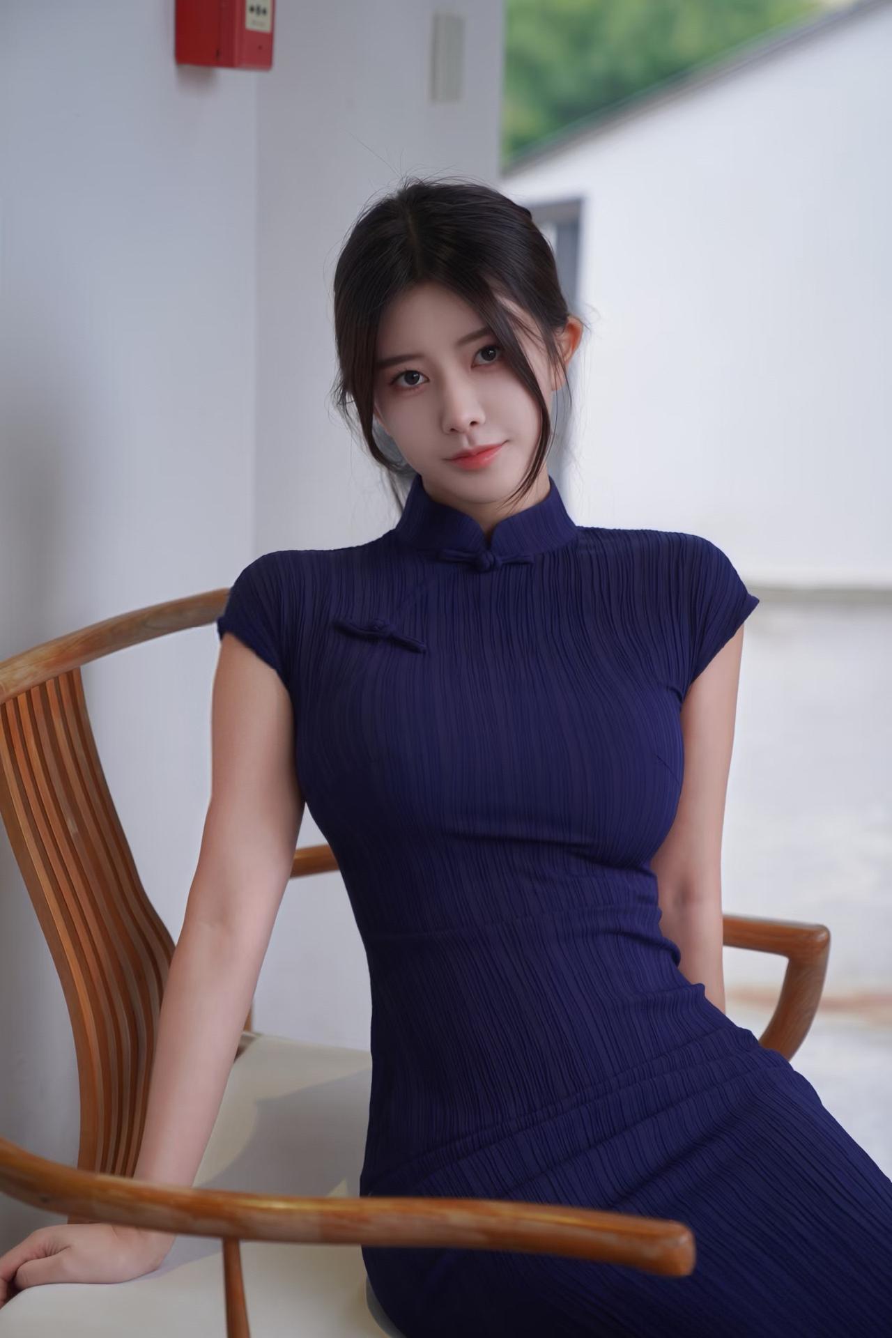 优雅蓝裙，复古风韵