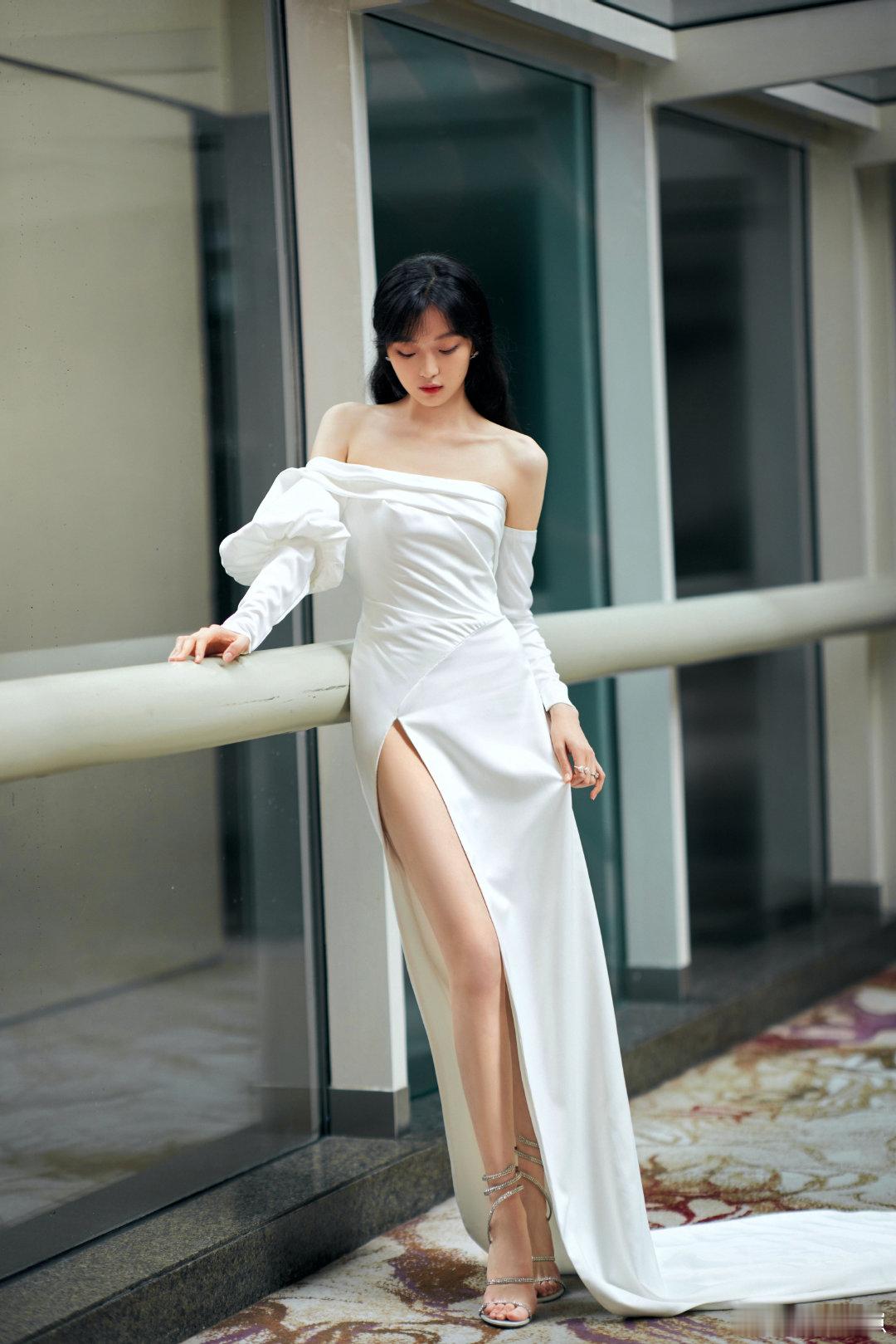 孙千今天好美好闪 谁懂啊！孙千今天的造型绝了，又美又闪，气质这块直接拿捏，看一眼