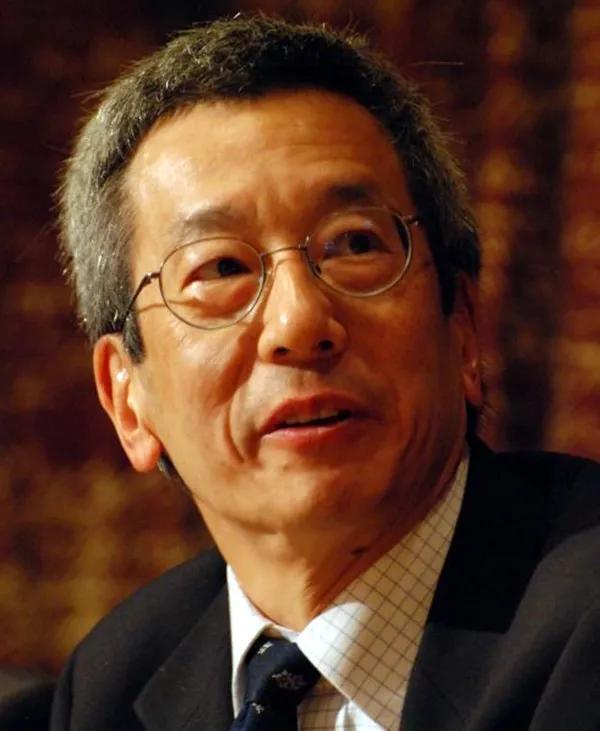 化学家，钱永建，鼎鼎大名的诺奖得主，赫赫有名的钱学森侄子，有女记者跑过去，激动万
