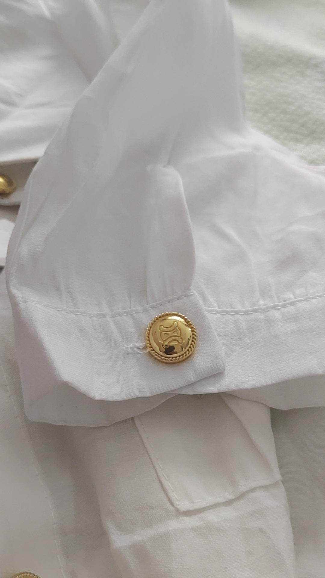 我前几天整理了我所有的衣服不含包包整整121件，细分到每个品类：
▫️冬季厚外套