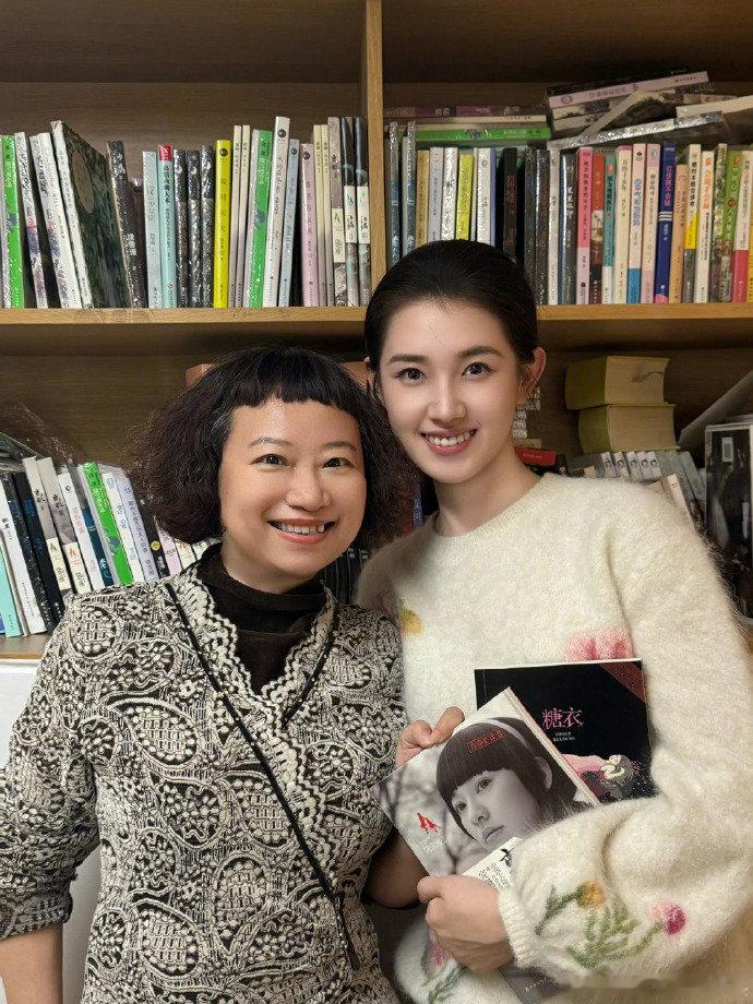 郭宇欣饶雪漫合照郭宇欣饶雪漫合影 郭宇欣饶雪漫合照有！期待两人更多合作吧！！！ 