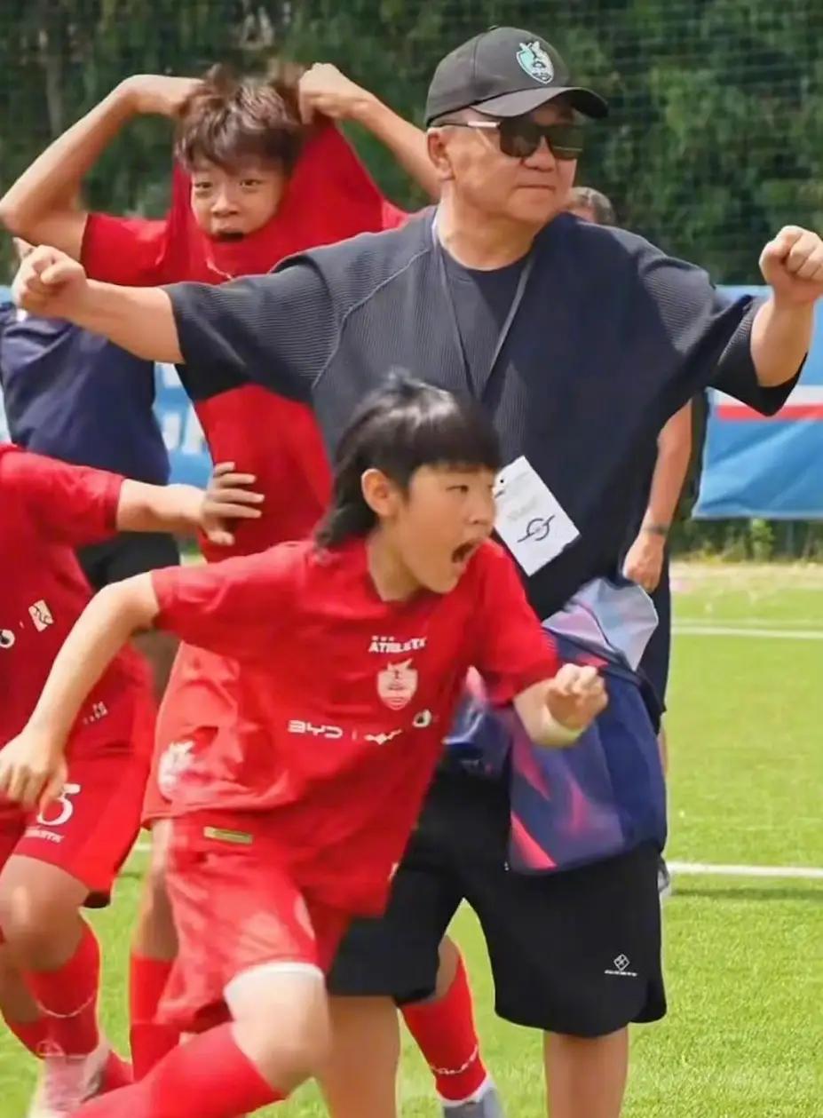 董路带队的2014队，在欧洲赛场上打出了好成绩，但绝对不会被足协承认。
一是董路