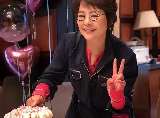 兜里刚揣上几个W，怎么连睡在旁边的老公都嫌弃了？这人呐，真以为名气能当饭吃？
最