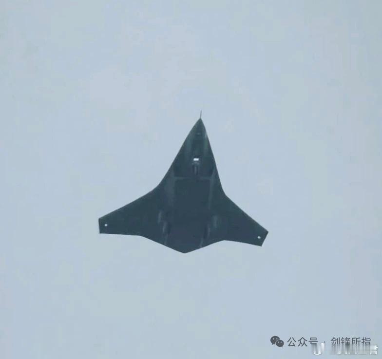 新“六代机”前端照现身，真与申报图中的轮廓相当接近 昨日疑似第三款“六代机”曝光
