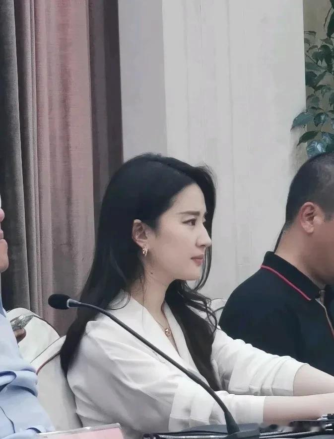 刘亦菲这颜值，我真的是服了，她的穿搭简单，妆容也很淡，但她就是这么的美。

我要