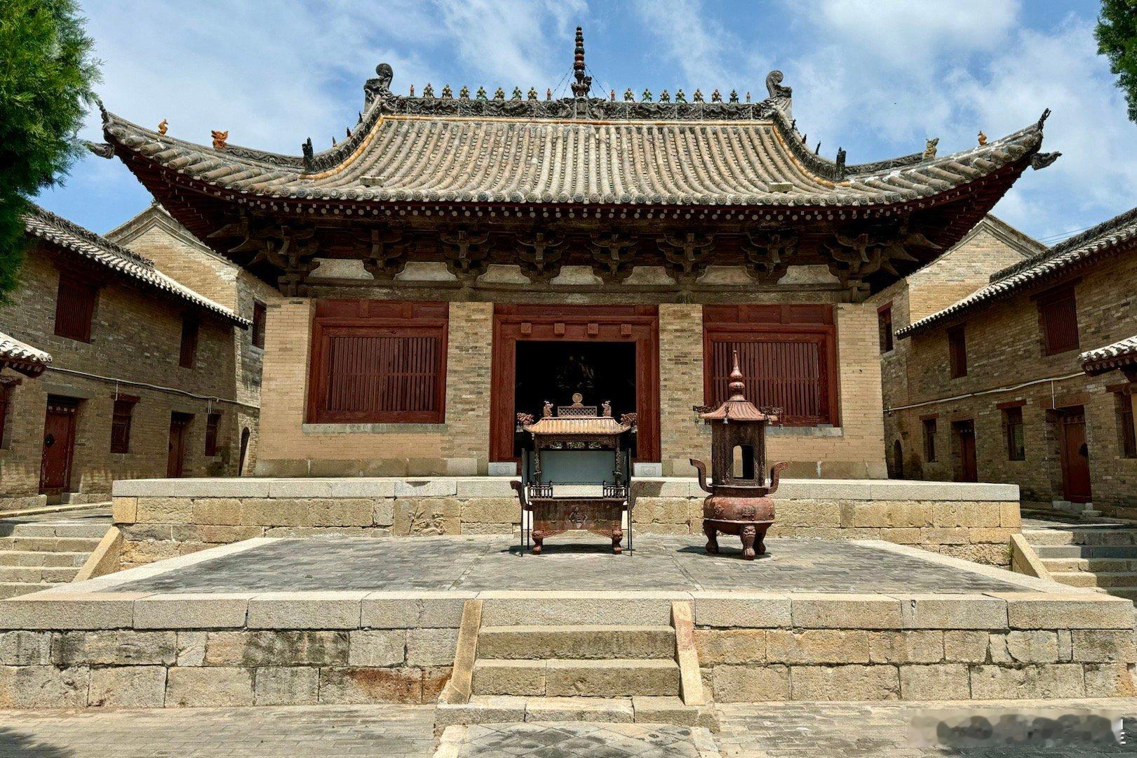 龙岩寺，山西第五批全国重点文物保护单位。创建于唐总章二年（669），初名龙泉寺，