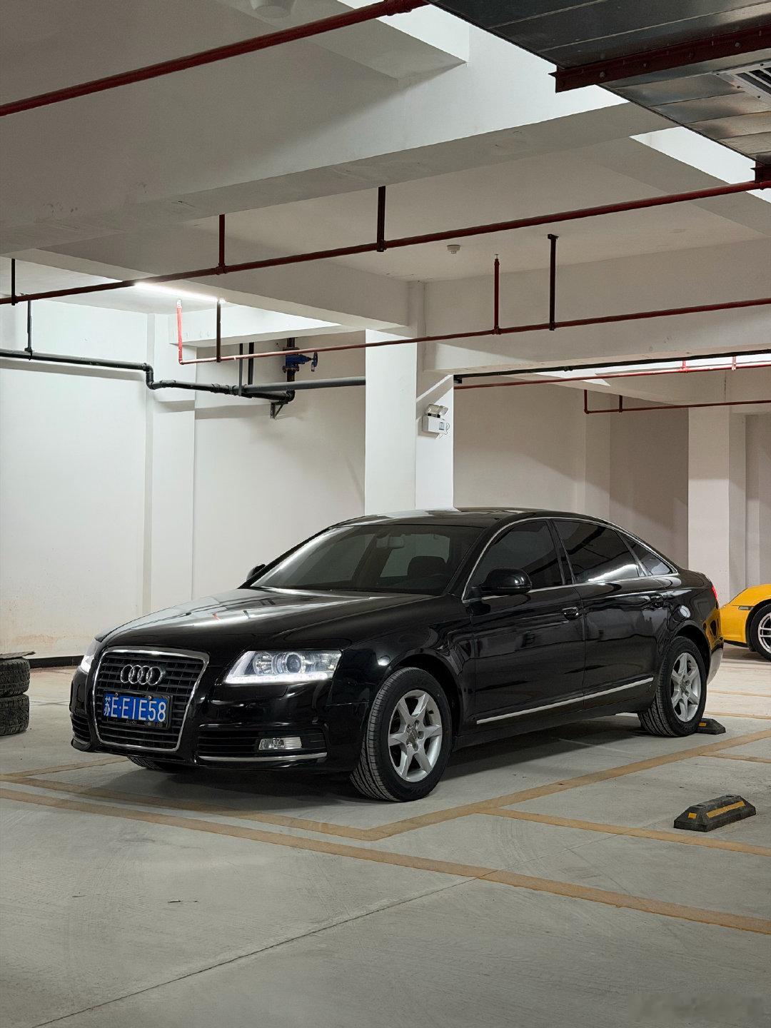 当年最畅销的A6L C6还是入门级别的2.0T，这是一个小时候坐过无数次但第一次