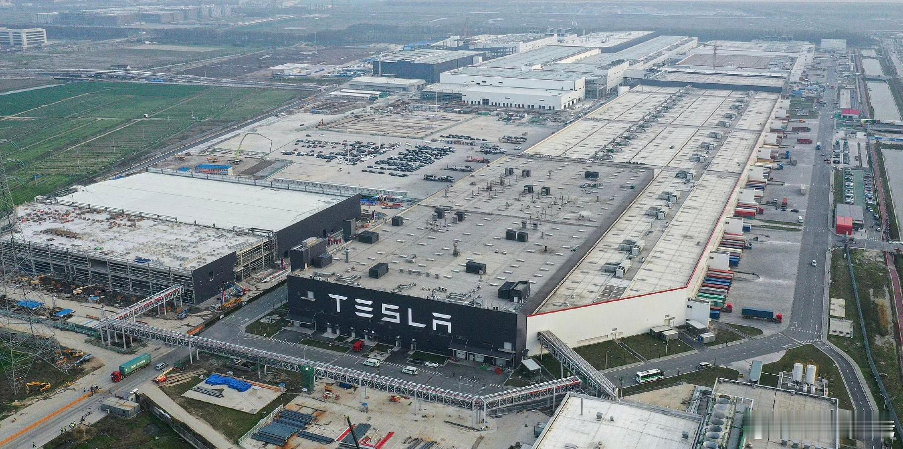 特斯拉推出平价版Model38月30日，特斯拉正式在中国香港、澳门市场推出简化配