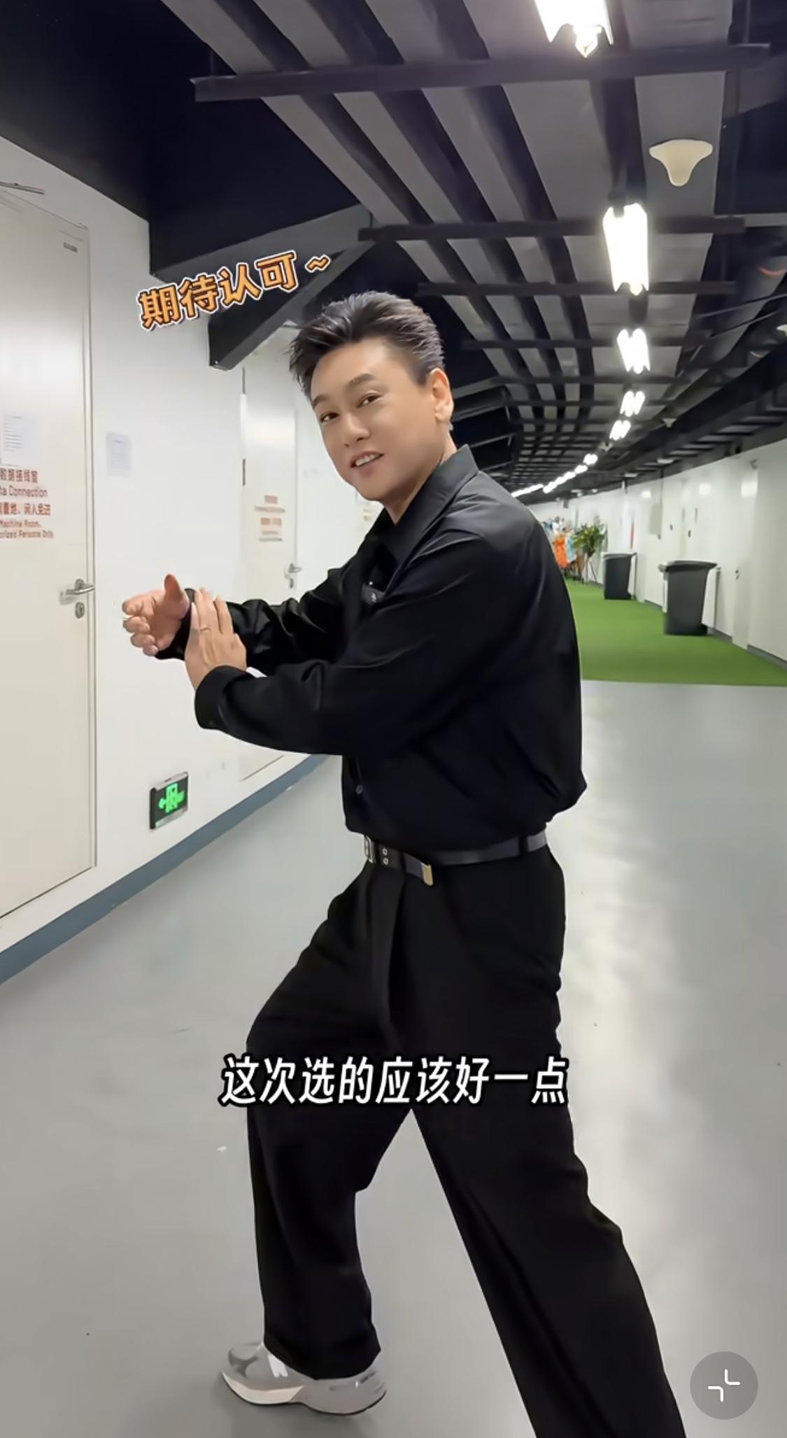 朱孝天候场间隙打太极，静心凝神待登场。

状态逐渐回归的朱孝天，舞台感觉越来越好