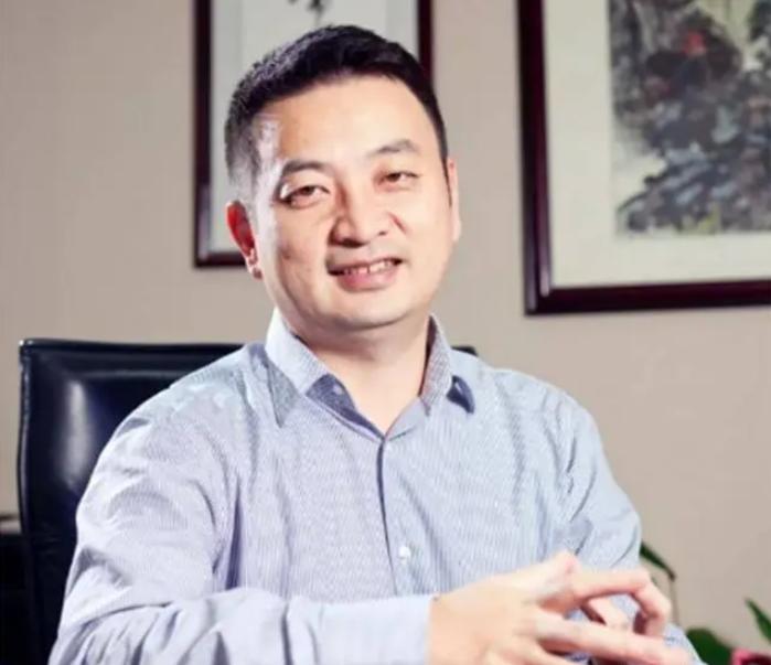 为提振生育意愿，人口学者梁建章曾提出一项颇具争议的方案：一孩家庭每月发放 100