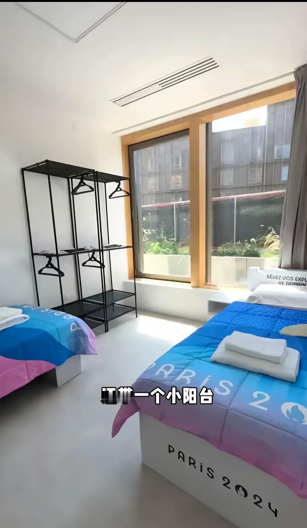 巴黎奥运村运动员公寓曝光。房间干净整洁，除了床和衣架，没有衣柜和其他装饰物。有些