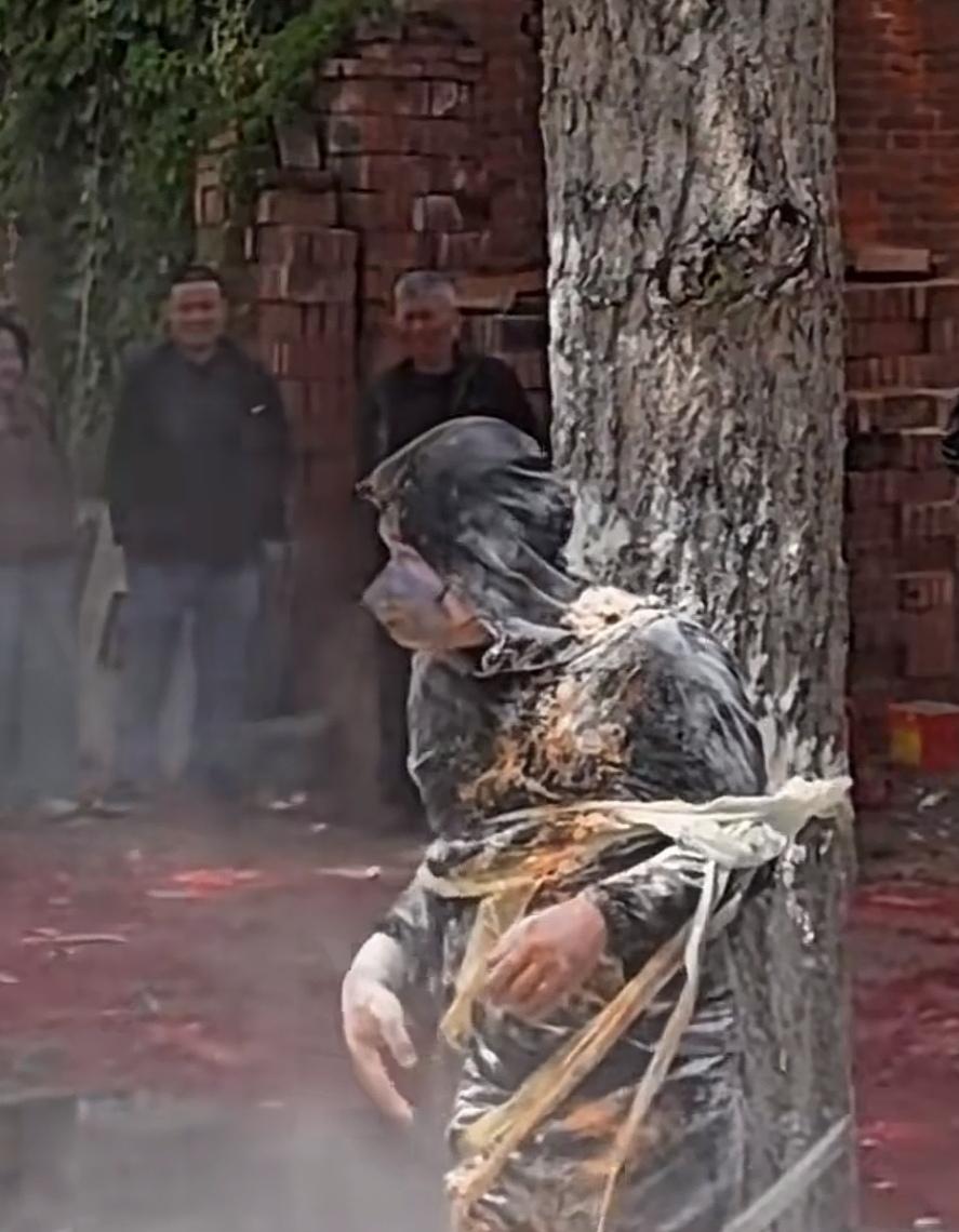 这是什么操作？逆天了！
     结婚是人生中的大喜事，可这棵大树上被绑住的是一