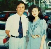 1990年除夕夜，唐国强的妻子洗完澡化完妆，穿上一身新衣，用一根绳子结束了自己的