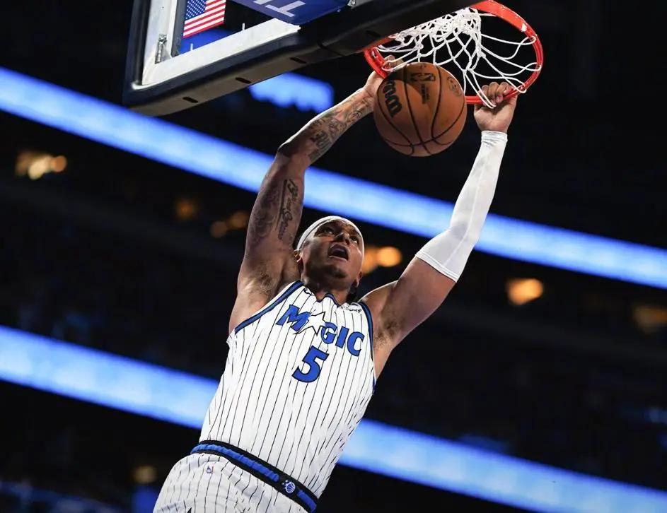 34分，输27分。爱德华兹今晚的数据像一记耳光——扇在所有相信"单核带队"的人脸