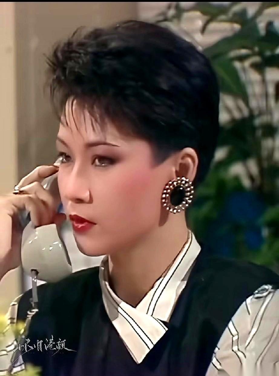 很多人都说，《上海滩》里，赵雅芝的冯程程是白月光。
可偏偏是她身边的那个女人，山