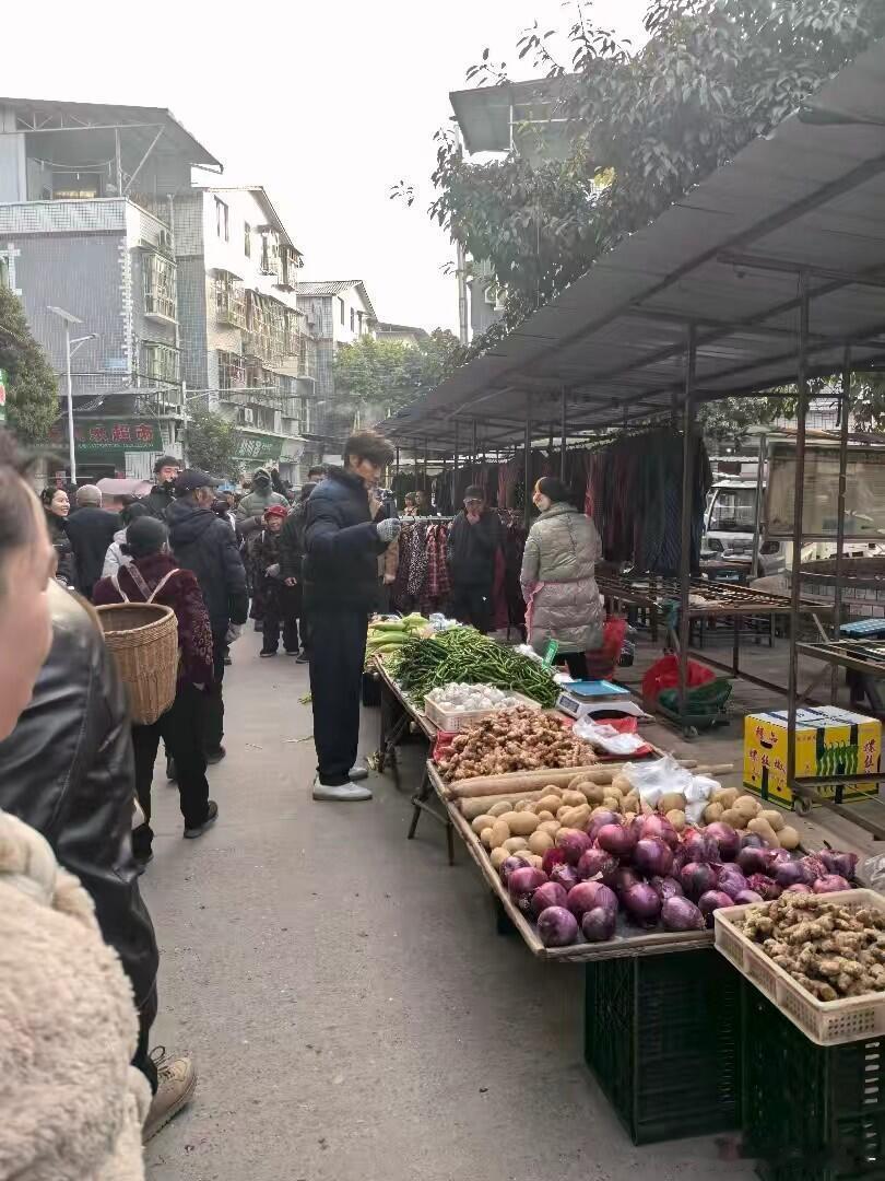 2026年1月27日晚上香港影星钟汉良惊现简阳市海底捞总店，现场体验海底捞拉面，