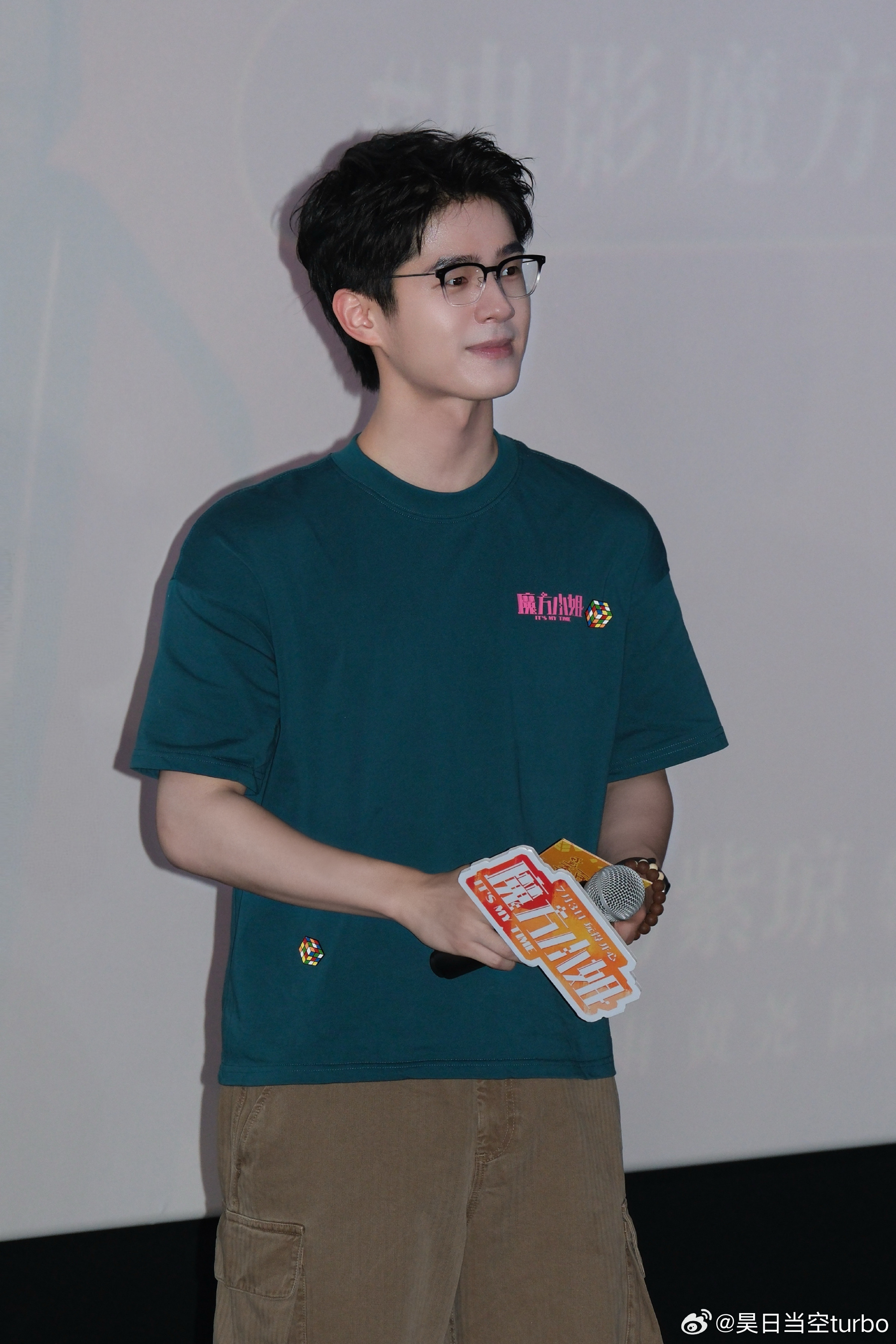 刘昊然路演现场安利玩魔方刘昊然鼓励大家都能体验拧转魔方的乐趣刘昊然路演现场安利玩