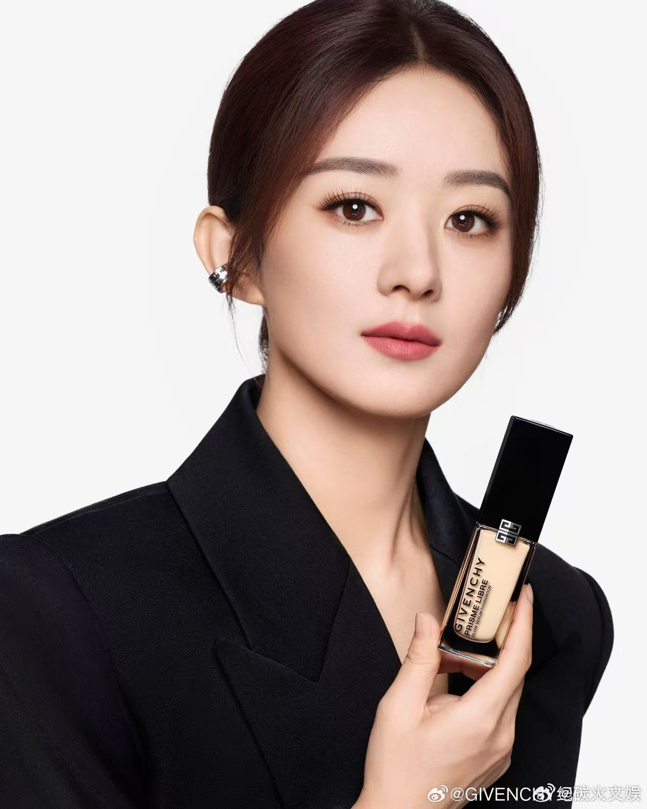 赵丽颖纪梵希大片赵丽颖光影流转赵丽颖纪梵希大片，光影流转，