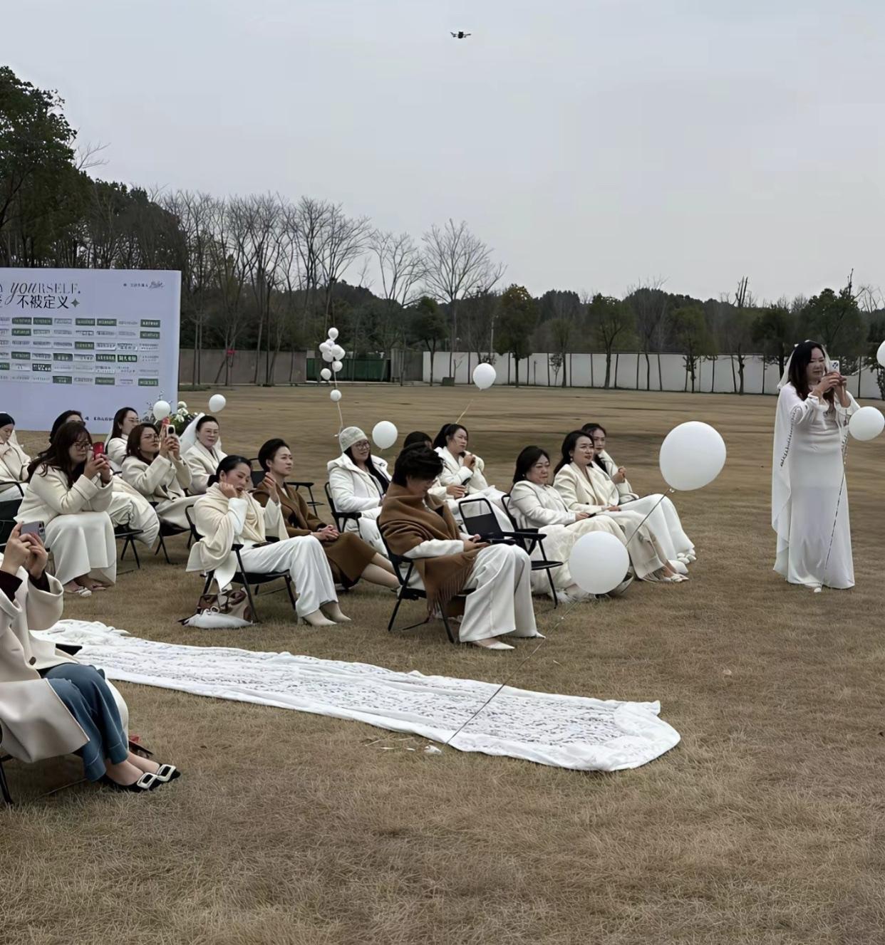 一些“自信”的女子参加了一场“我和自己结婚了”的聚会，该聚会喊出的口号是，“嫁给