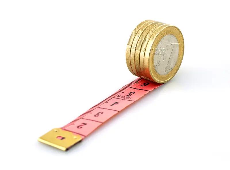 美联储是否还能保持独立，这事儿真不好说。理论上，美联储独立制定货币政策，不受政府