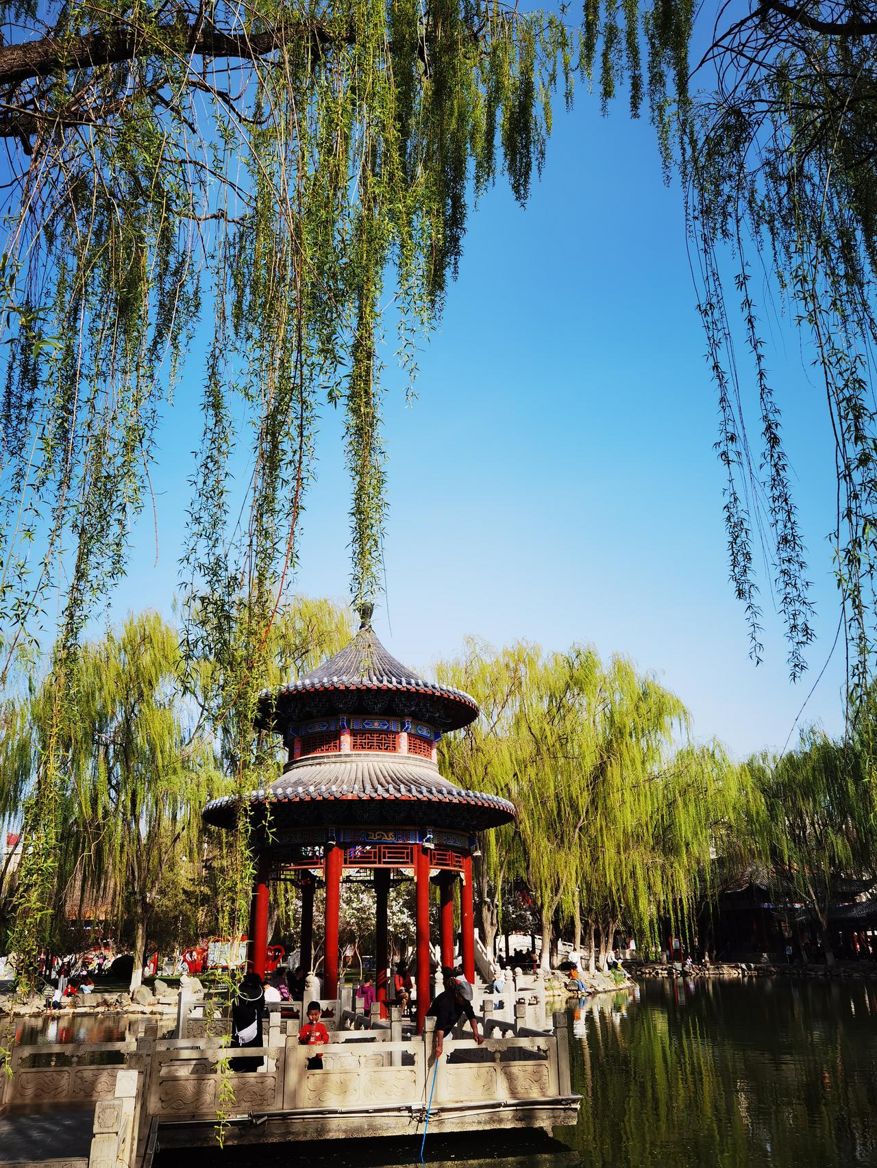 仿古建筑怎么能有古韵呢? 我所生活的小城，几年前街道开始仿古，尤其是鼓楼东西的街