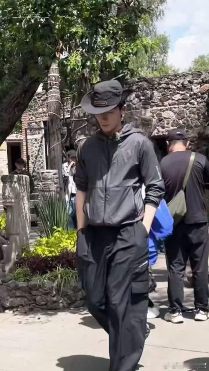 王星越冲锋衣穿出潮男感王星越花少8新路透王星越在花儿与少年8墨西哥的户外路透，冲
