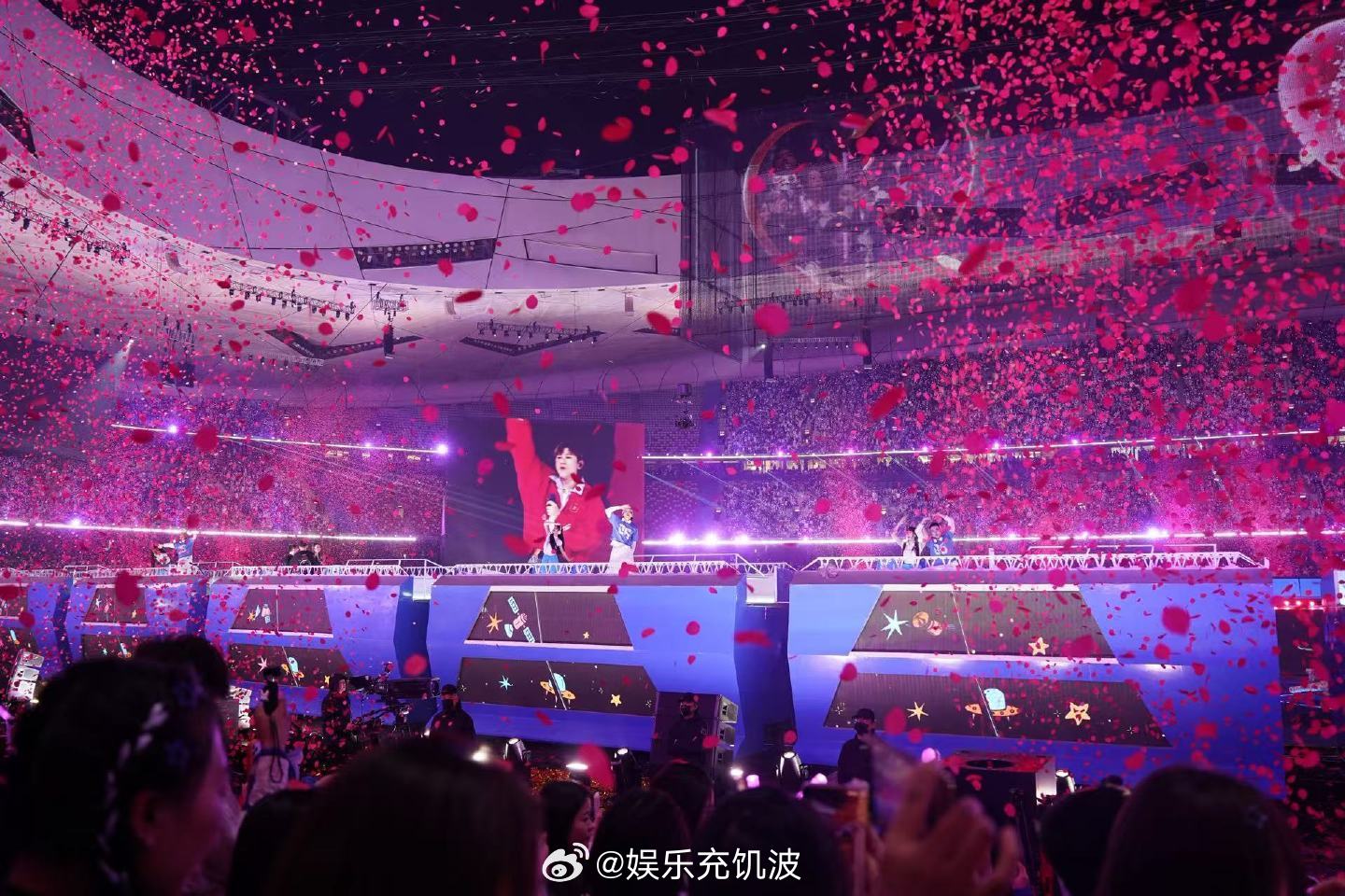 张杰唱嗨了我的青春也回来了不是矫情，是真的被这场青春盛宴感动到。 