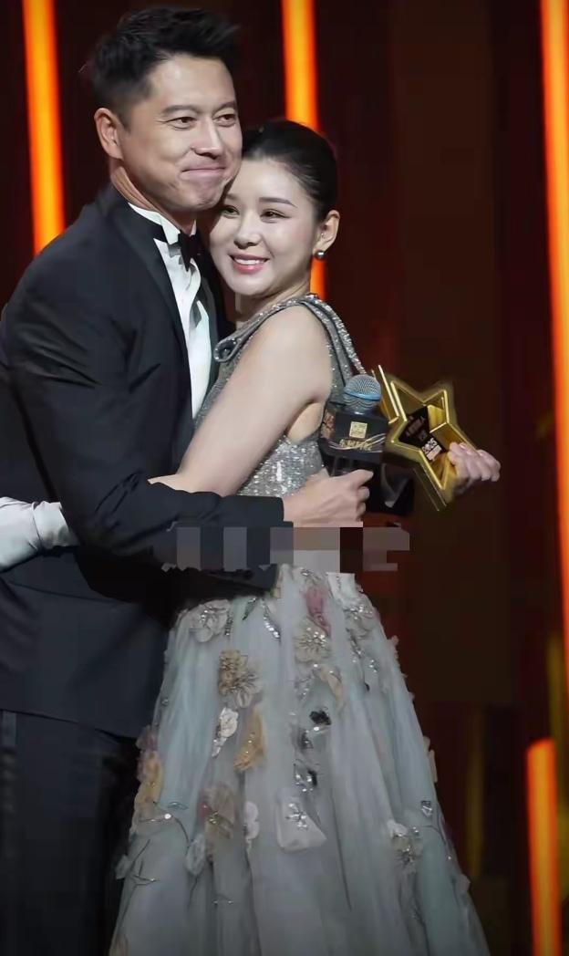 王雷李小萌这对恩爱的两口子走到哪里狗粮撒到哪里！

王雷带老婆李小萌参加国剧盛典