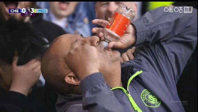切尔西vs曼城一役中，观众席上有趣的一幕。当曼城3:0领先的时候，这位曼城的铁杆