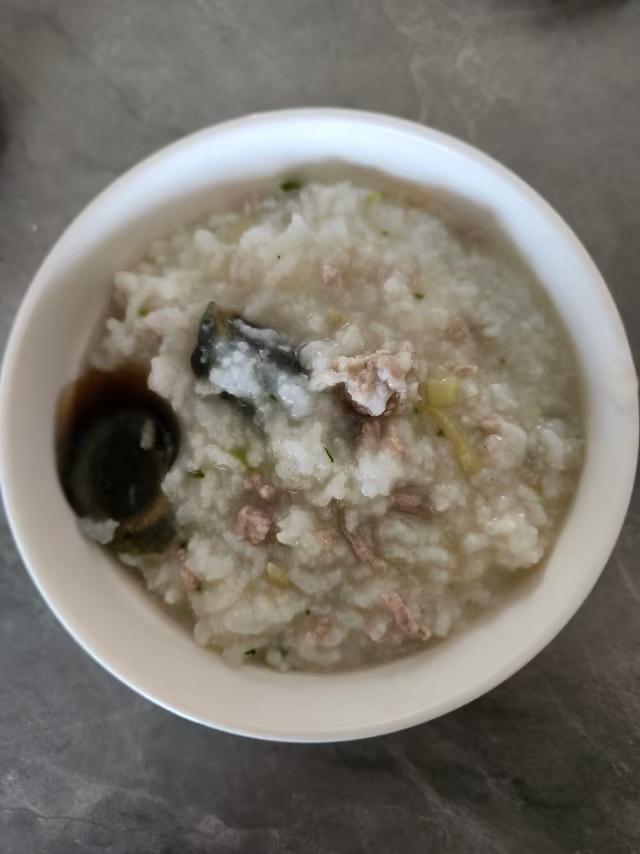 粥里还能加其他食材吗？
小米与大米粥里完全可以加其它混合食材，不仅能丰富口感，还