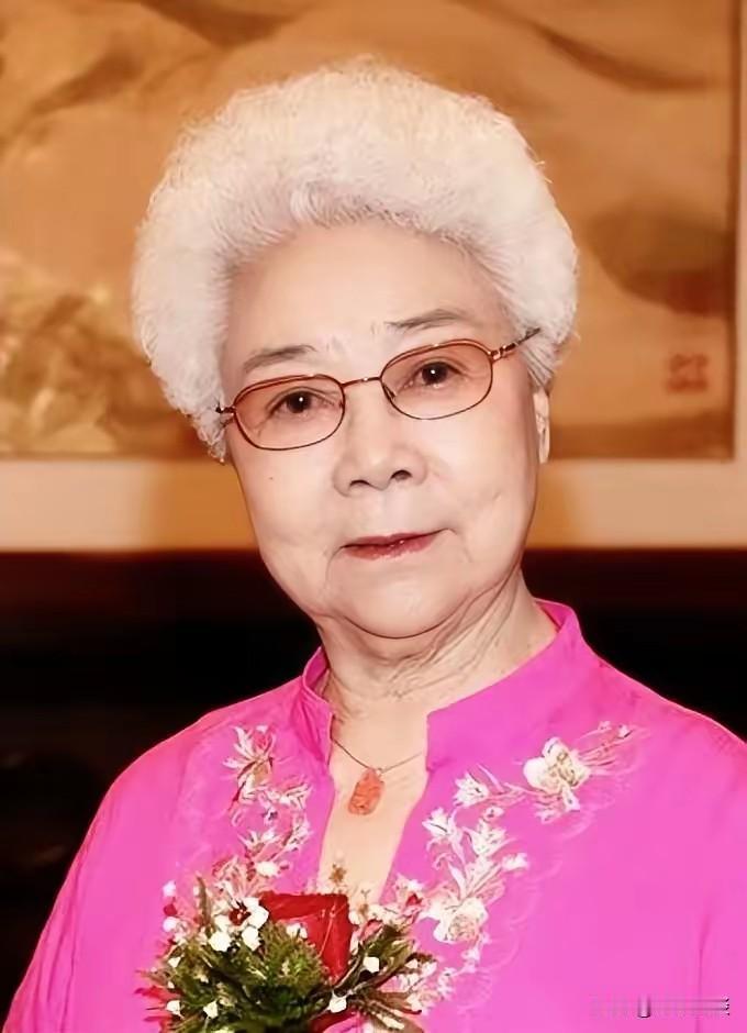 全网都在夸赞田华老师，一开始我心里很疑惑！
 
98岁，正军级离休待遇，条件优厚