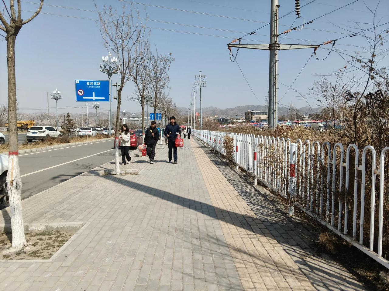 本想去兰州大学新校区和西北民族大学新校区里面看一看，结果要人脸识别才能进门，未能