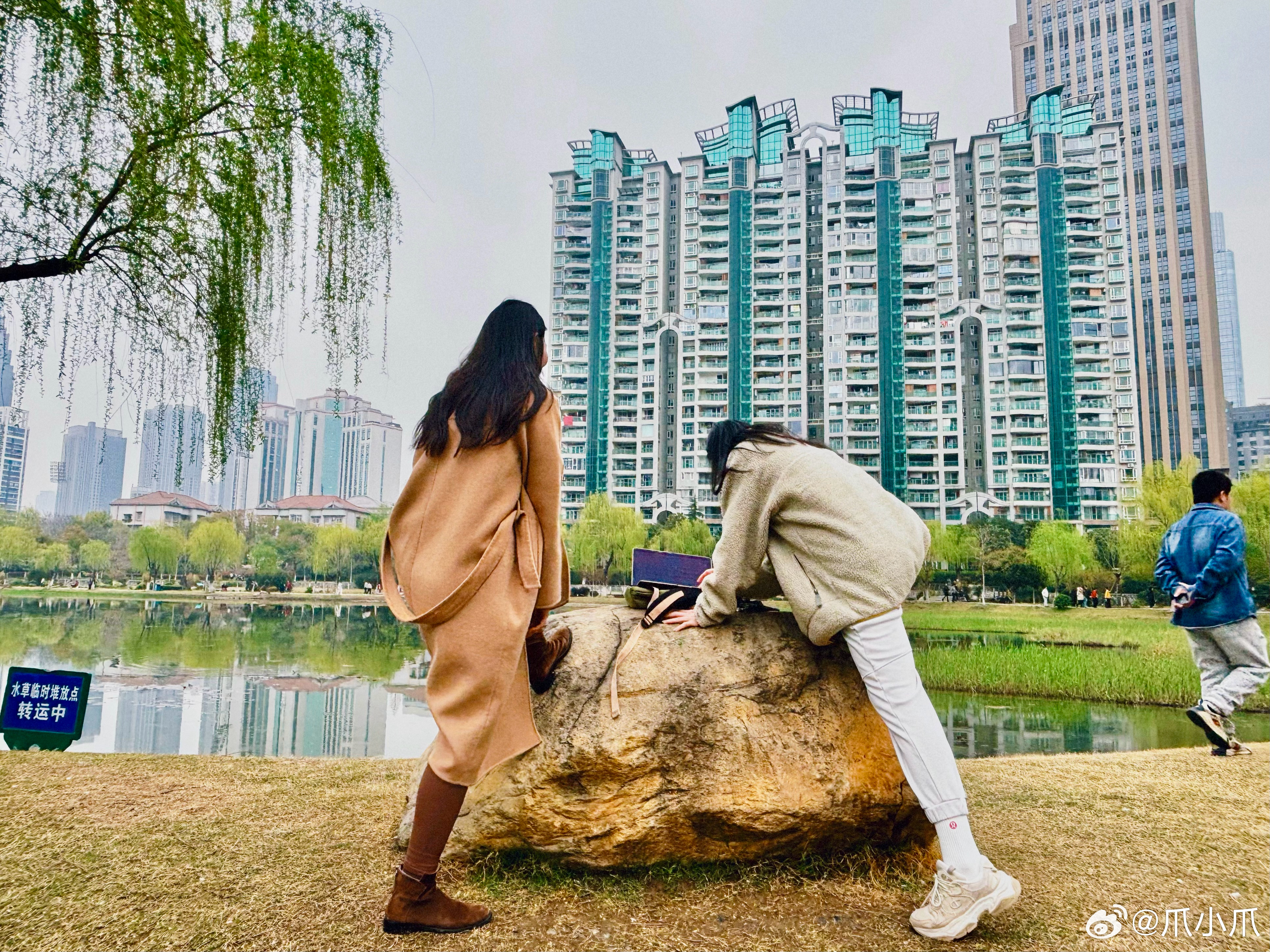 今天早上在办公室扭头一看窗外，西北湖的樱花全开了！同事就说下午的数据会不如去湖边