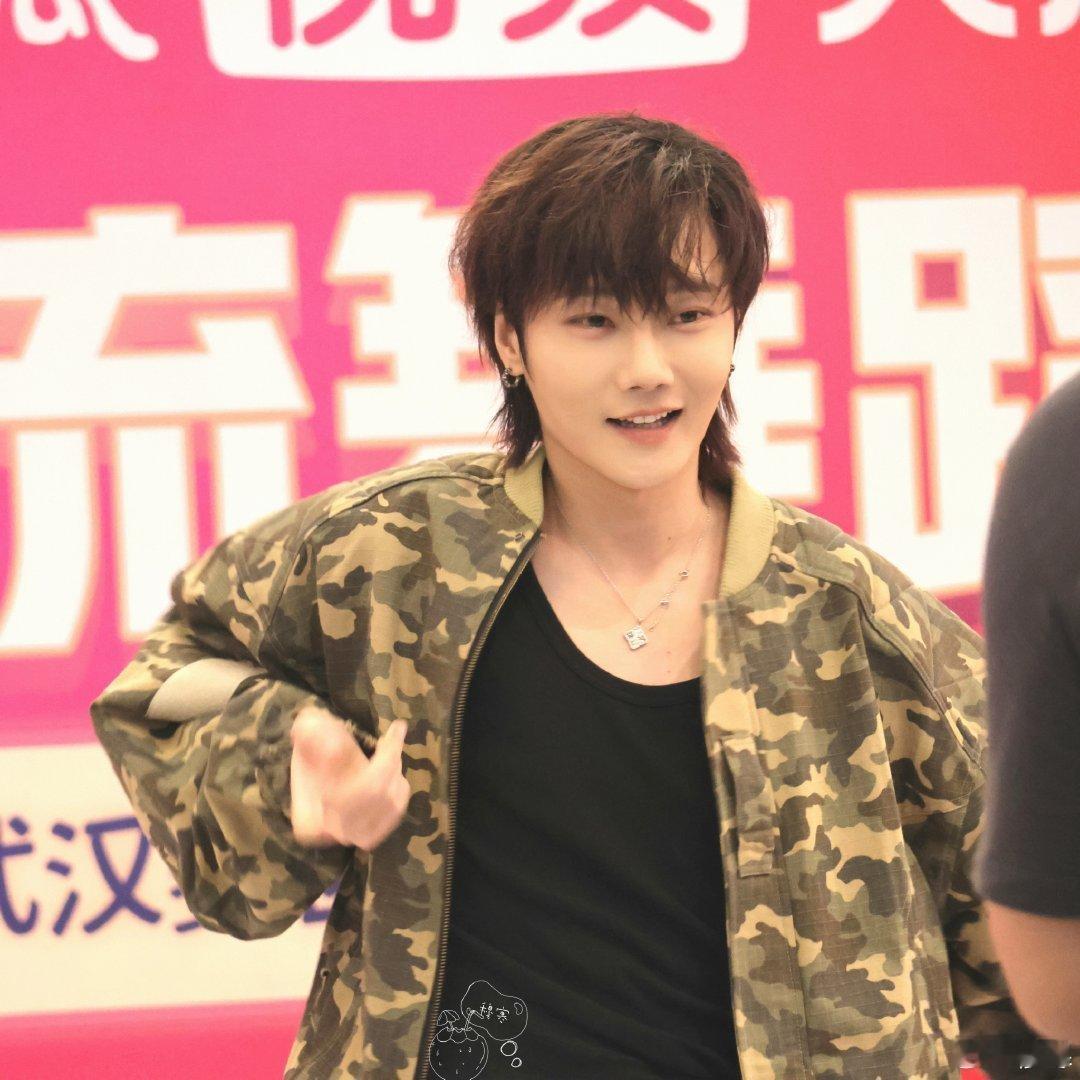 刘也武汉路演人体向日葵塑 向日葵：我只跟太阳。刘也：我跟所有粉丝。懂了，刘也是升