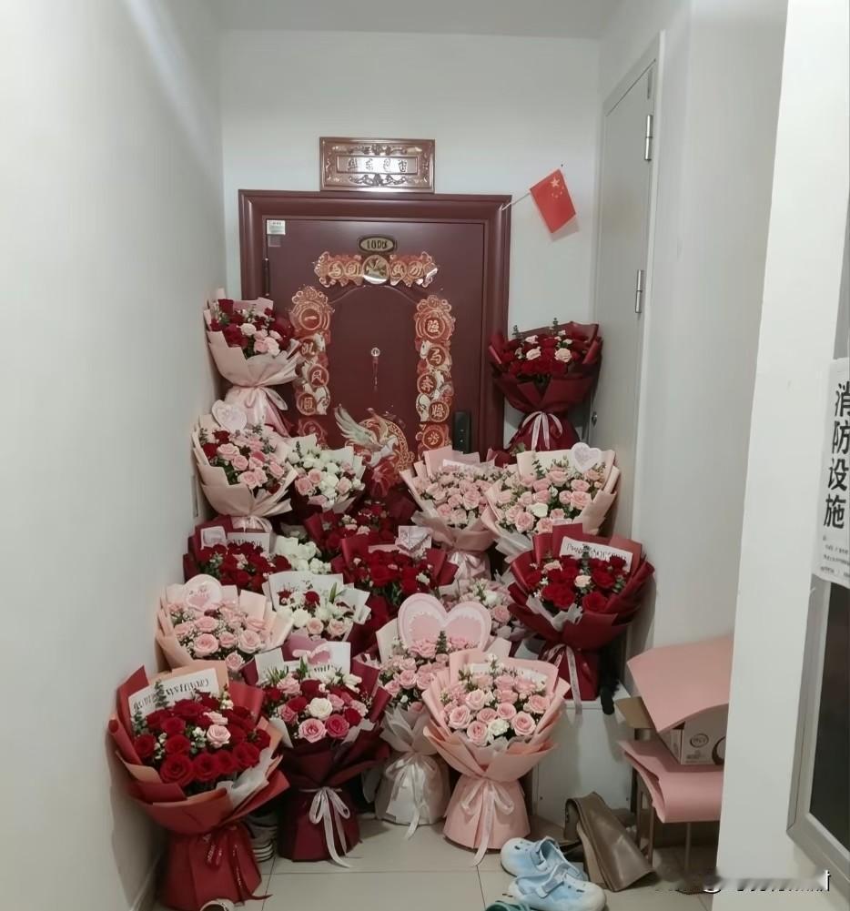 可能她卖花的 外卖员自取外送！
应该是隔壁领居家在家包的花束，这户人家没人住，家