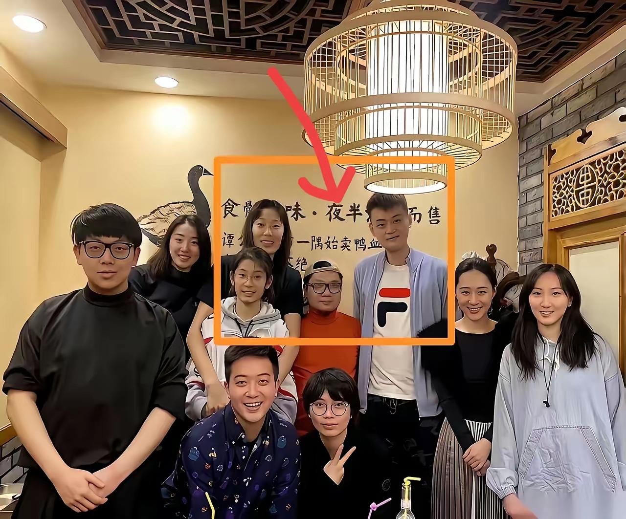 程青松导演的社交圈真是太广了，

朋友不仅有演艺圈的，

还有很多体育圈的友人，