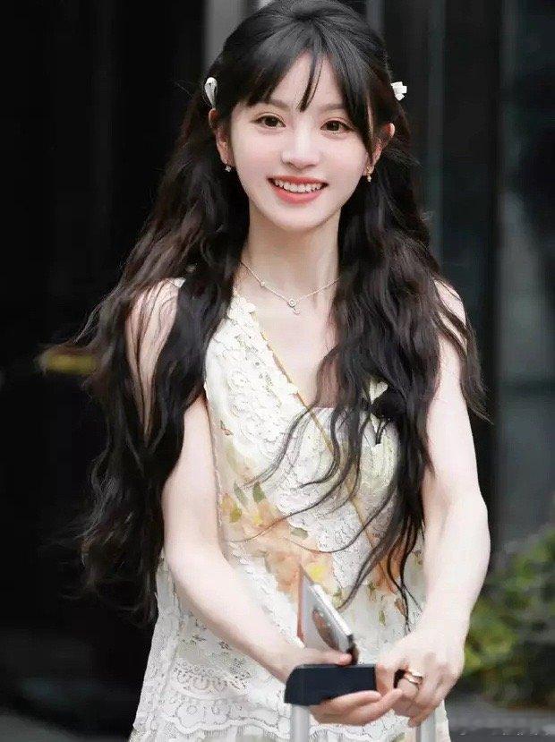 7月10日，一组田曦薇头戴蝴蝶结发夹的美照曝光，图中，她长发飘飘，迷人又可爱。 